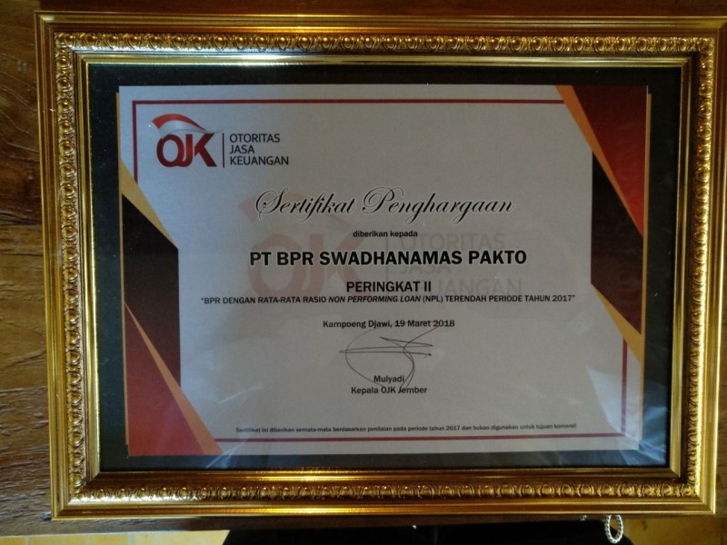 BPR Swadhanamas Pakto meraih peringkat II kategori NPL terkecil sewilayah OJK Jember tahun 2017